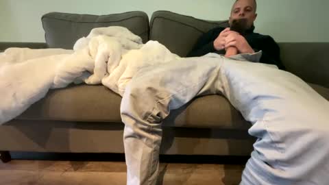 Snapshot of mouillelenos chatting on 12-11-24, 02:11 CamO online show from 12-11-24, 02:11