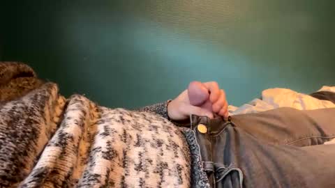 Snapshot of mouillelenos chatting on 12-14-25, 11:37 CamO online show from 12-14-25, 11:37