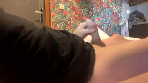 Snapshot of mouillelenos chatting on 12-18-25, 08:26 CamO online show from 12-18-25, 08:26