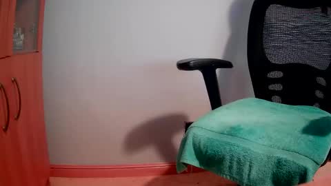 Snapshot of mr_funtease chatting on 11-17-25, 10:04 Fit and Fun....10 Hung online show from 11-17-25, 10:04