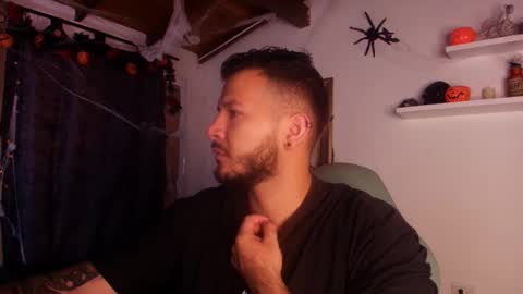 MIKEE online show from 10-31-25, 03:07