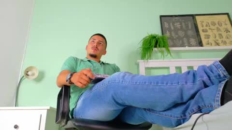 Snapshot of mrfox__ chatting on 11-20-25, 11:37 Mr Fox online show from 11-20-25, 11:37