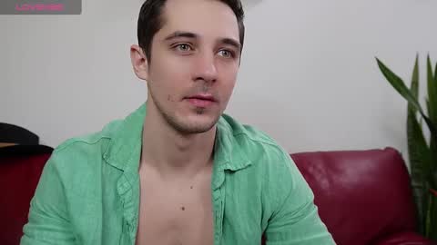 Snapshot of mrgreeneyes01 chatting on 03-09-25, 09:24 juan luis online show from 03-09-25, 09:24