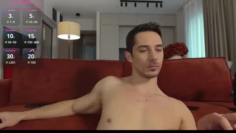 Snapshot of mrgreeneyes01 chatting on 11-19-25, 08:25 juan luis online show from 11-19-25, 08:25