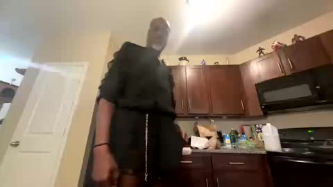 Snapshot of mrlonge1 chatting on 10-16-25, 10:11 Longbi1 online show from 10-16-25, 10:11