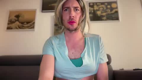 Snapshot of mrmooser42 chatting on 01-10-26, 11:20 TaleOfLaura online show from 01-10-26, 11:20