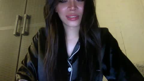 Snapshot of ms_guniguni chatting on 09-15-25, 10:32 Lara online show from 09-15-25, 10:32