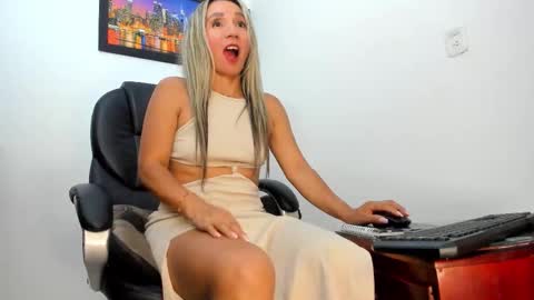 Snapshot of ms_lunarose chatting on 10-24-25, 02:30 ms_lunarose online show from 10-24-25, 02:30