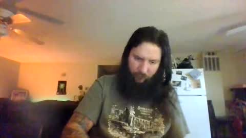 Snapshot of mudge chatting on 01-18-25, 04:04 Mudge online show from 01-18-25, 04:04