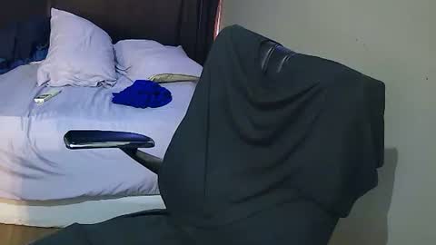 Snapshot of muffdiver718 chatting on 02-18-25, 12:17 Muffdiver online show from 02-18-25, 12:17