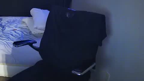 Snapshot of muffdiver718 chatting on 02-19-25, 09:28 Muffdiver online show from 02-19-25, 09:28