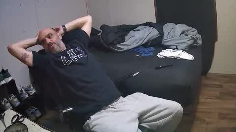 Snapshot of muffdiver718 chatting on 02-21-26, 02:23 Muffdiver online show from 02-21-26, 02:23