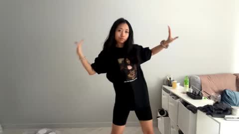 Snapshot of muiklecha chatting on 03-16-26, 05:44 Mia online show from 03-16-26, 05:44