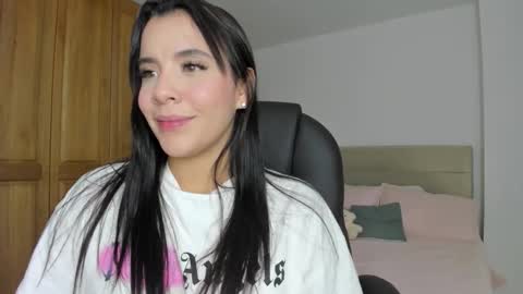 Snapshot of mysteyes chatting on 10-17-25, 09:39 Elena online show from 10-17-25, 09:39