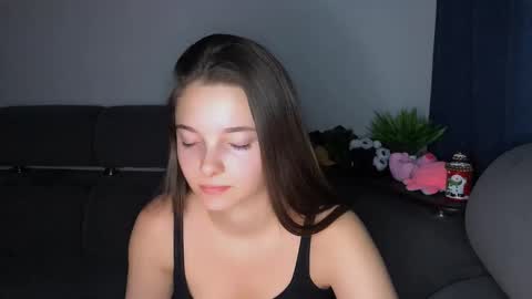 Snapshot of mysticrose_ chatting on 11-15-25, 07:54 Leya online show from 11-15-25, 07:54