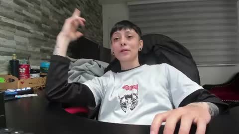Snapshot of n3utro444 chatting on 06-12-26, 01:43 n3utro444 online show from 06-12-26, 01:43