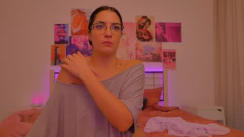 Snapshot of naalani chatting on 12-03-24, 01:21 Naalani online show from 12-03-24, 01:21