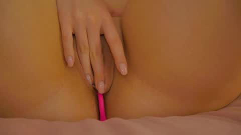 Snapshot of naalani chatting on 02-25-25, 10:04 Naalani online show from 02-25-25, 10:04