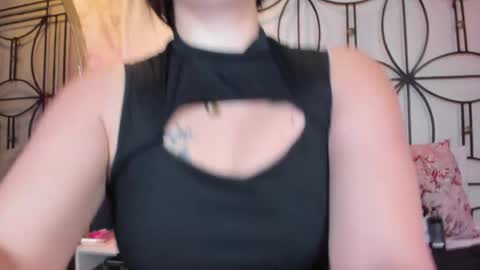 Snapshot of nahomi_sweett chatting on 11-14-25, 10:58 Nahomi online show from 11-14-25, 10:58