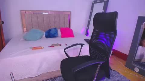 Snapshot of nahomi_wild chatting on 04-07-26, 11:48 Nahomi online show from 04-07-26, 11:48