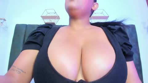 Snapshot of nahomygrey_ chatting on 05-30-26, 08:17 Nahomy online show from 05-30-26, 08:17