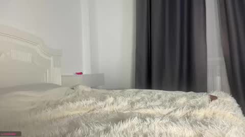 Snapshot of naive_love chatting on 10-31-25, 12:22 Mia guest- Eva from DOUBLECUTIES online show from 10-31-25, 12:22