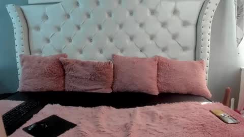 Snapshot of naomi_cooper__ chatting on 10-13-25, 01:44 naomi online show from 10-13-25, 01:44