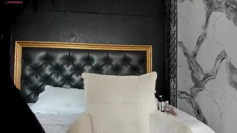 Snapshot of naomifrost chatting on 11-28-25, 01:47 Naomi Frost online show from 11-28-25, 01:47