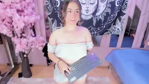 Snapshot of naomii_star chatting on 12-14-25, 09:19 online show from 12-14-25, 09:19