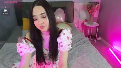 Snapshot of naomikim_ chatting on 02-14-26, 01:35 Naomi online show from 02-14-26, 01:35