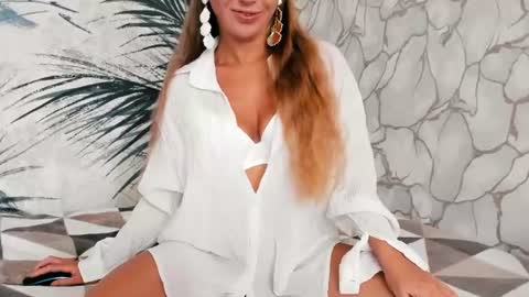 Snapshot of naomimelone chatting on 06-17-26, 04:26 Naomi online show from 06-17-26, 04:26