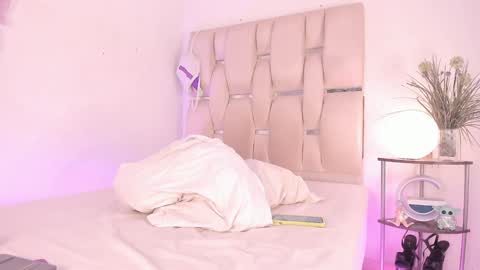 Snapshot of natalie_paris chatting on 12-18-24, 02:17 Natalie online show from 12-18-24, 02:17