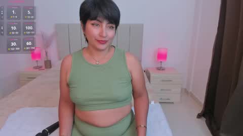 Snapshot of natty_bush chatting on 01-09-26, 06:21 Nathalie online show from 01-09-26, 06:21