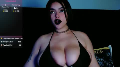 Snapshot of naturaltitss_ chatting on 12-13-25, 07:53 Gwen online show from 12-13-25, 07:53