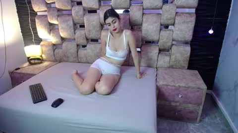 Snapshot of natyyalex chatting on 09-24-25, 06:44 Naty y Alex online show from 09-24-25, 06:44