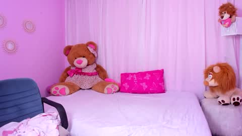 Snapshot of naughty_ariel chatting on 12-20-24, 01:25 Zoe online show from 12-20-24, 01:25