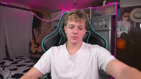 Snapshot of naughty_nik43 chatting on 12-08-24, 01:36 Nik online show from 12-08-24, 01:36