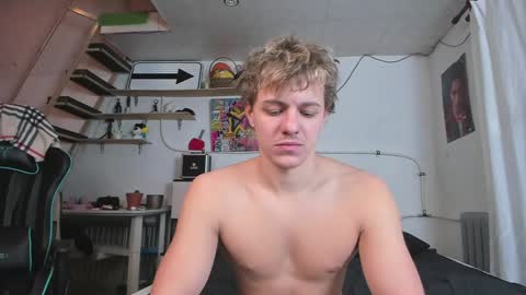 Snapshot of naughty_nik43 chatting on 01-12-25, 12:23 Nik online show from 01-12-25, 12:23