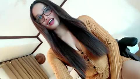 Snapshot of naughtybella_ chatting on 01-11-26, 03:06 bella online show from 01-11-26, 03:06