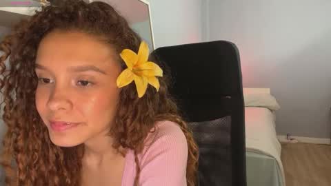 Snapshot of naugthtycurls chatting on 12-19-25, 04:25 Arantxa online show from 12-19-25, 04:25