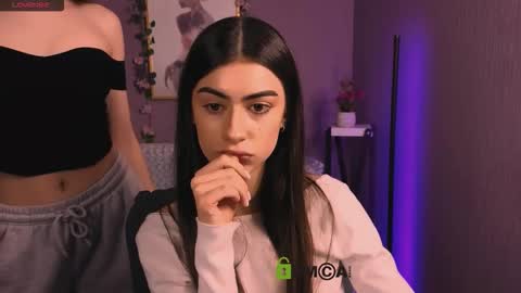 Snapshot of nekky_mouse chatting on 12-22-25, 10:23 Meow online show from 12-22-25, 10:23