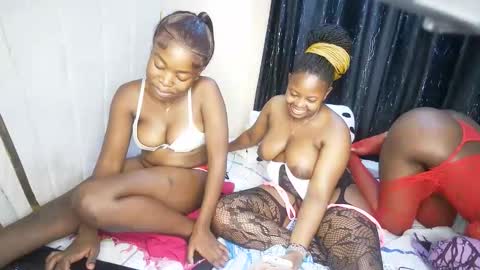 nellyeluxe online show from 12-19-25, 01:12