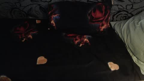 Snapshot of new_milf chatting on 06-11-26, 02:33 Lilly online show from 06-11-26, 02:33