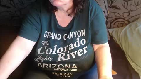 Snapshot of new_milf chatting on 06-11-26, 02:53 Lilly online show from 06-11-26, 02:53