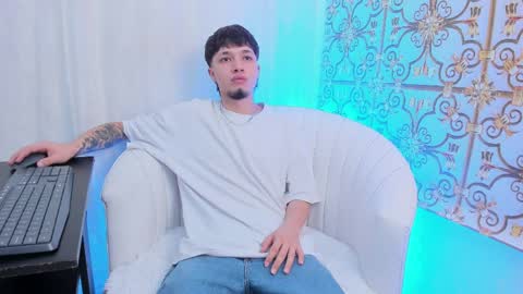 Snapshot of newdannii chatting on 04-08-26, 12:27 Dannii online show from 04-08-26, 12:27