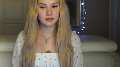 Snapshot of newkitty_18 chatting on 02-21-26, 10:44 Nika online show from 02-21-26, 10:44