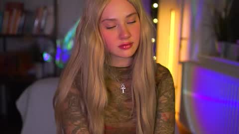 Snapshot of newkitty_18 chatting on 03-05-26, 09:33 Nika online show from 03-05-26, 09:33