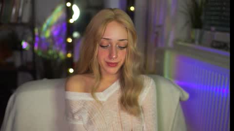 Snapshot of newkitty_18 chatting on 03-08-26, 03:27 Nika online show from 03-08-26, 03:27