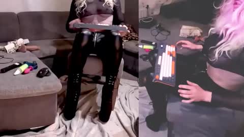 Snapshot of newwetcouple chatting on 02-24-26, 02:53 NylonHeelFreaks online show from 02-24-26, 02:53