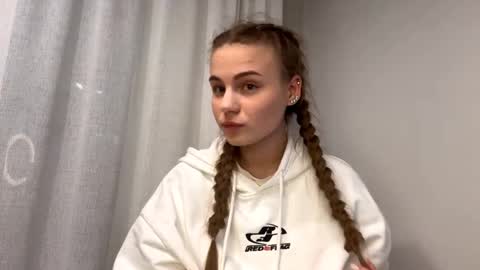 Snapshot of ngasimm chatting on 03-25-26, 07:09 EmmaWalters online show from 03-25-26, 07:09